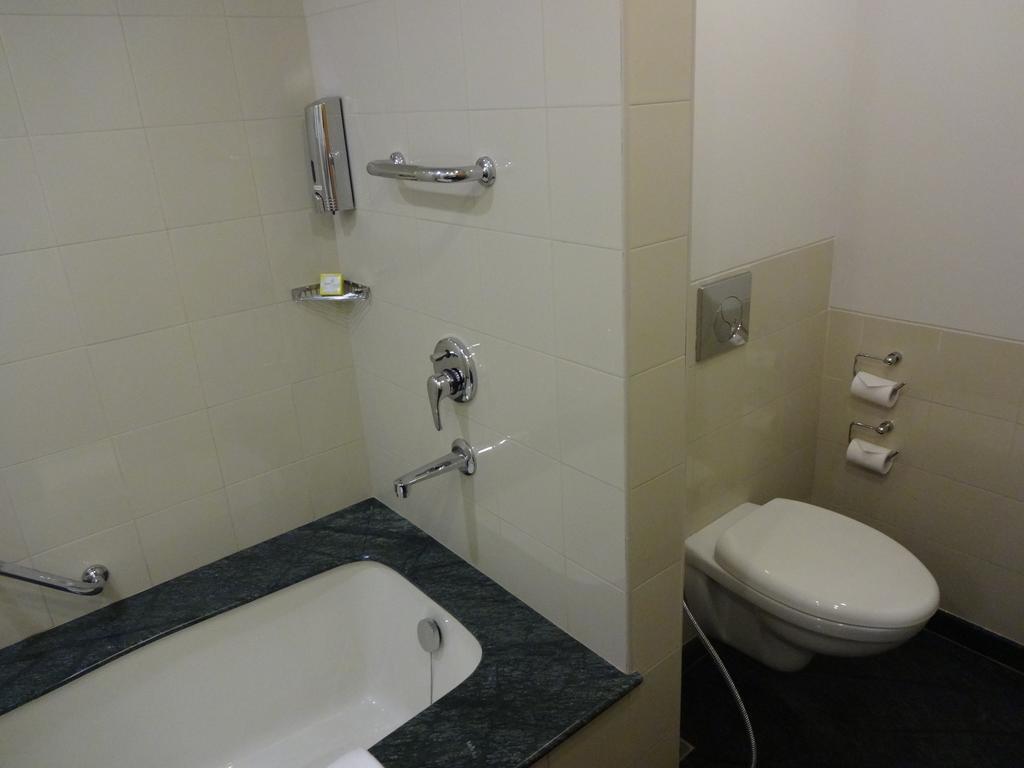 Lemon Tree Hotel, Gachibowli, Хидерабад Стая снимка