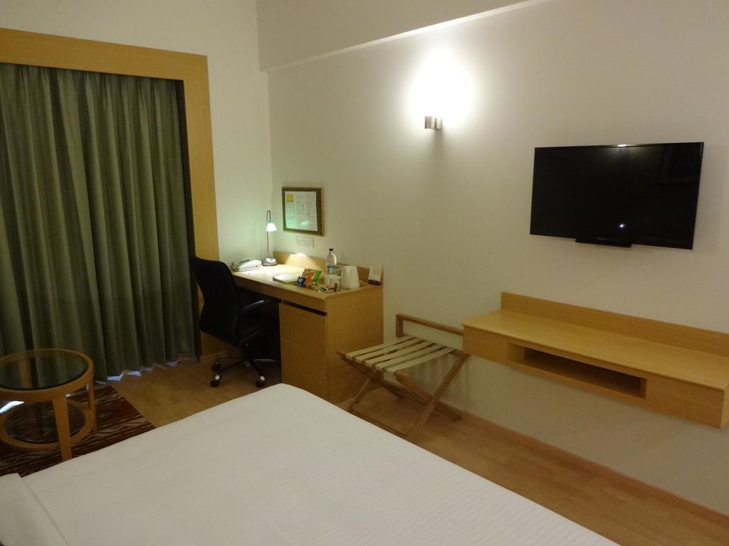 Lemon Tree Hotel, Gachibowli, Хидерабад Екстериор снимка