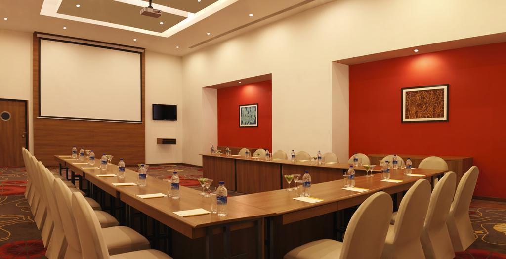Lemon Tree Hotel, Gachibowli, Хидерабад Екстериор снимка