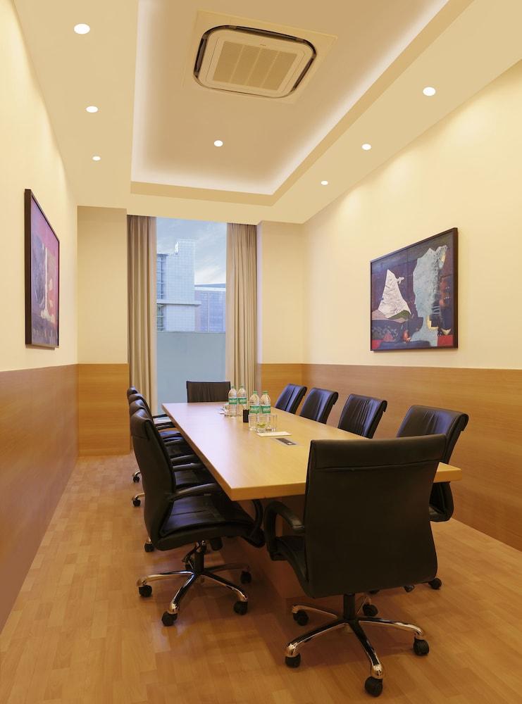 Lemon Tree Hotel, Gachibowli, Хидерабад Екстериор снимка