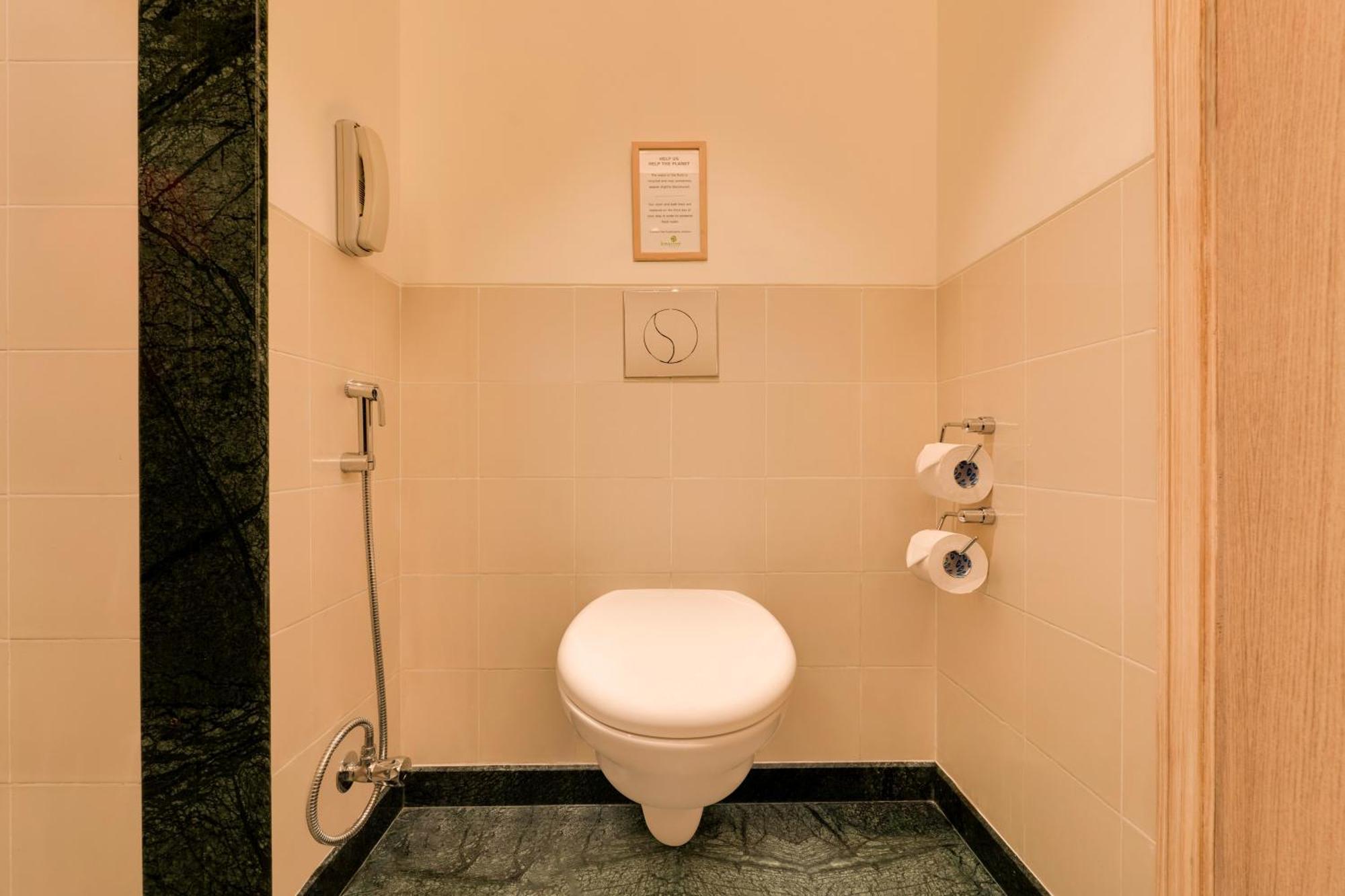 Lemon Tree Hotel, Gachibowli, Хидерабад Екстериор снимка