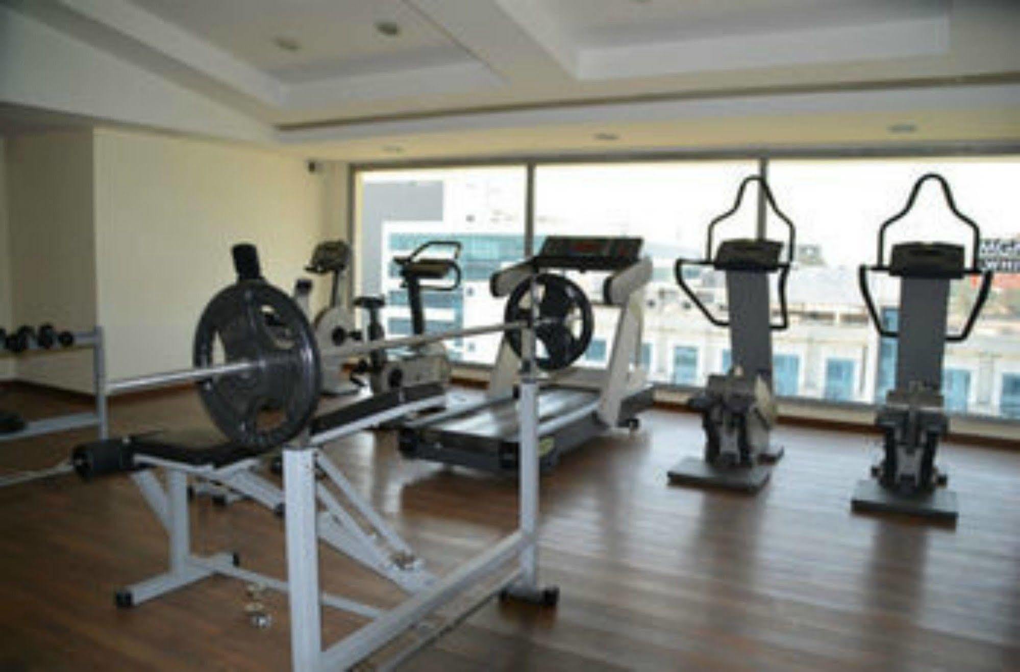 Lemon Tree Hotel, Gachibowli, Хидерабад Екстериор снимка